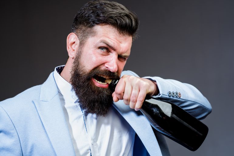 Descubre cómo abrir una botella de vino sin sacacorchos