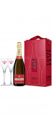 Una botella de Piper-Heidsieck Cuvée Brut junto a su estuche y dos copas estilo flauta