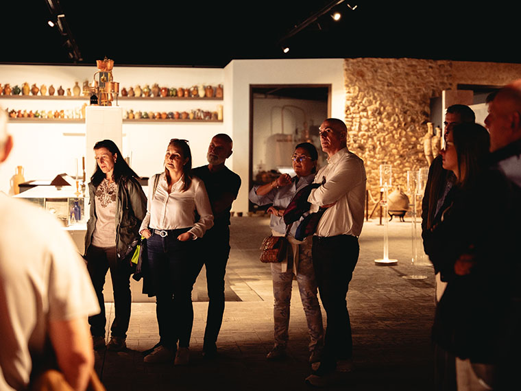 Visita Casa de la Ermita con un 15% de descuento y llévate una botella gratis
